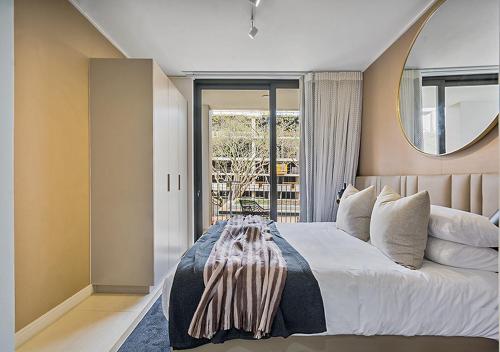 Postel nebo postele na pokoji v ubytování Luxury Executive Apartment at One Rosebank with 2bedrooms and 2 bathrooms