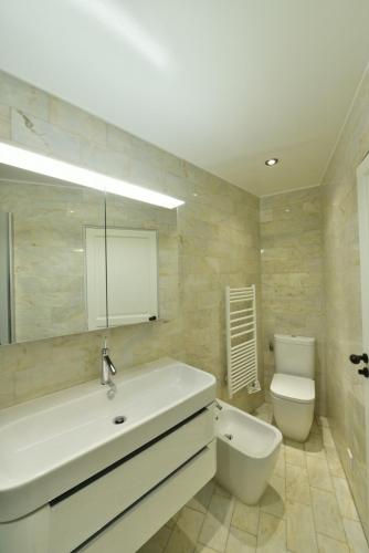 un bagno con lavandino e WC di Champagne a Parigi
