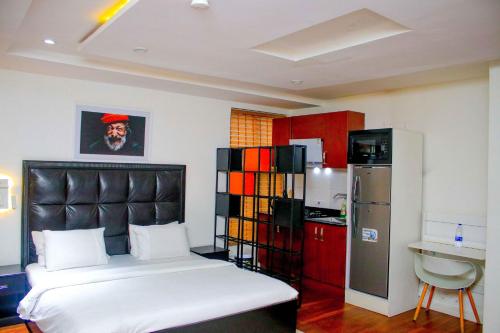 a small room with a bed and a kitchen at The Glass Residence Jabi in Abuja