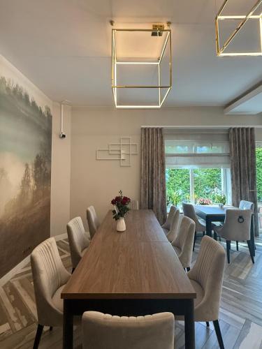 ein Esszimmer mit einem Holztisch und Stühlen in der Unterkunft Laura in Bełchatów