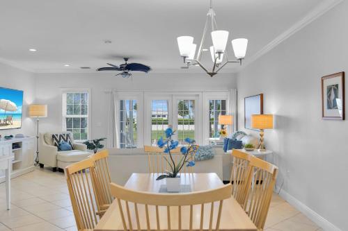 une salle à manger et un salon avec une table et des chaises dans l'établissement Waterfront luxury Villa 14 with spectacular sunset views and boat slip townhouse, à Marathon