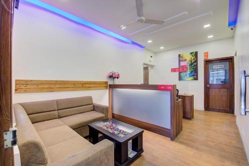 ein Wohnzimmer mit Couch und Flachbildfernseher in der Unterkunft Collection O Sunshine Near Inox in Pune