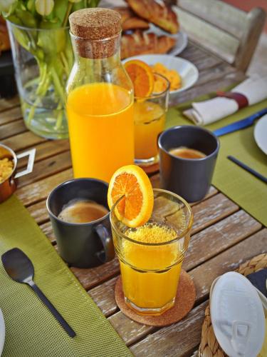 una mesa cubierta de vasos de zumo de naranja y rodajas de naranja en Lapa 82, en Lisboa