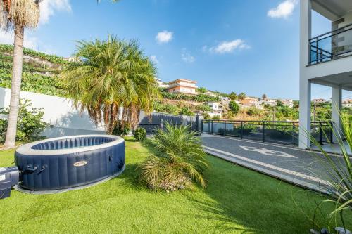 Una vista exterior de un patio con palmeras. en Til Home by Homie, en Panasqueira