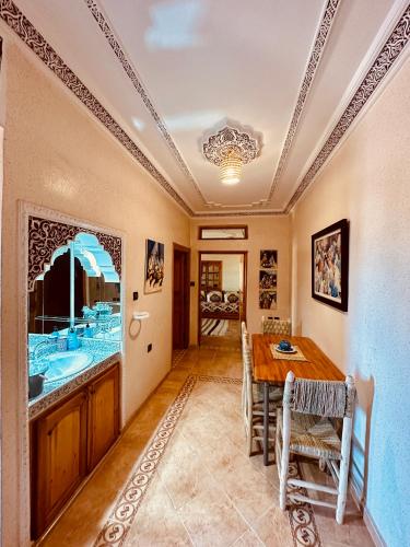 ein Esszimmer mit Tisch und Stühlen in der Unterkunft Tayafut Apartments & Terrace by Surfleft Morocco in Mirleft