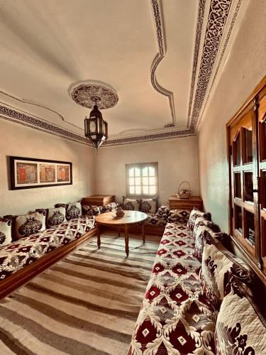 ein großes Wohnzimmer mit Sofas und einem Tisch in der Unterkunft Tayafut Apartments & Terrace by Surfleft Morocco in Mirleft