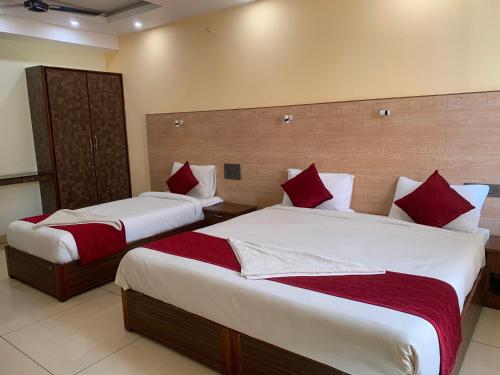 Postel nebo postele na pokoji v ubytování Hotel O Krishna Riverview Formerly Sikara