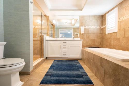 キーウェストにあるBlanco Luxury Villaの浴槽、トイレ、洗面台を備えたバスルーム