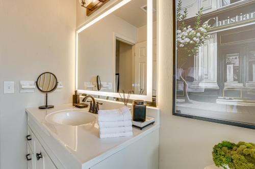une salle de bain blanche avec un lavabo et un miroir dans l'établissement 2 Mi to UF Campus Modern Condo with Pool Access!, à West Hills