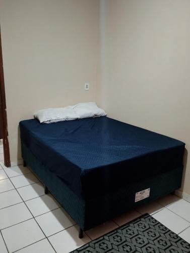a bed in a room with a blue mattress at Casa 2 grande perto do pavilhão de Carapina in Serra