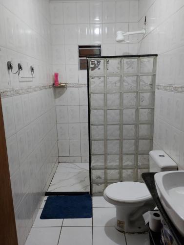 a bathroom with a shower with a toilet and a sink at Casa 2 grande perto do pavilhão de Carapina in Serra