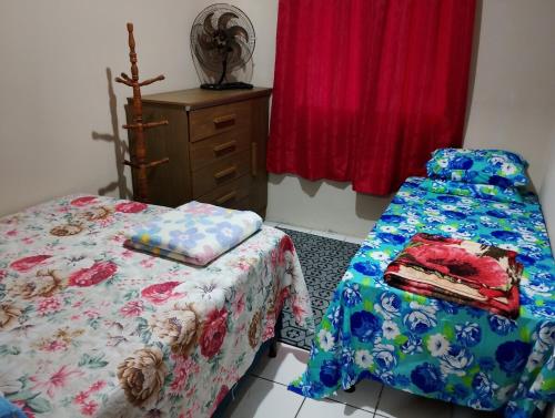 a bedroom with a bed and a dresser and a window at Casa com 1 cama de casal e 1 cama de solteiro in Serra