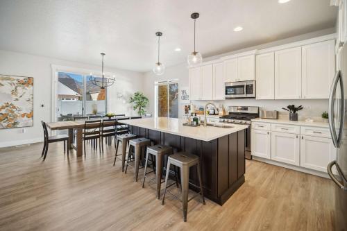 Η κουζίνα ή μικρή κουζίνα στο Fall Family Retreat with Custom Sauna Theatre Lux MTN Spa Pool and Poker tables Stocked Kitchen and MORE