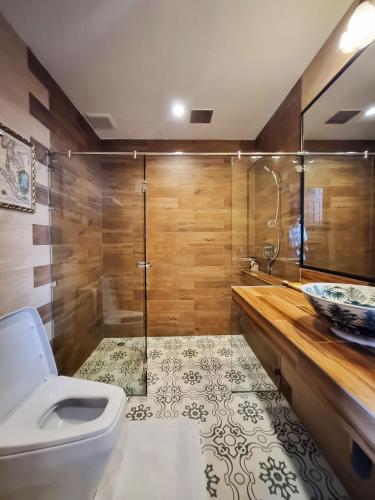 ein Badezimmer mit Dusche, Toilette und Waschbecken in der Unterkunft Focal Local Bed & Breakfast in Bangkok