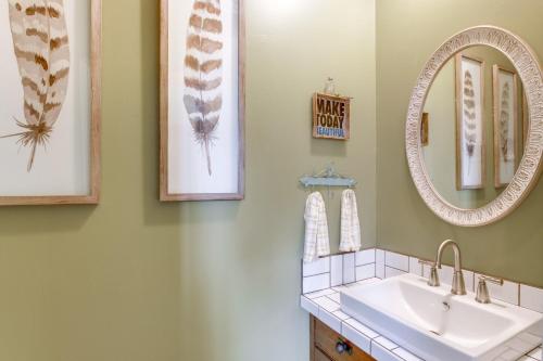 un baño con lavabo y dos espejos en Screened Porch Peaceful Country Escape in Ashford, en Dothan