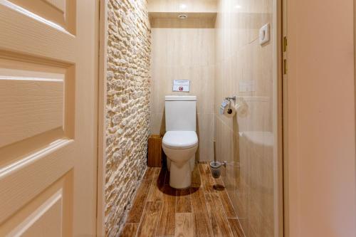 a bathroom with a white toilet and a sink at SUITE Souplex Château Côte de Nacre in Ver-sur-Mer