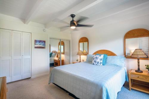 プリンスビルにあるPuamana 6Bのベッドと天井扇風機のある寝室