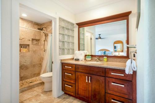 プリンスビルにあるPuamana 6Bの洗面台、トイレ、鏡のあるバスルーム