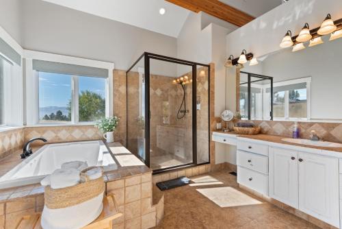Fotografie z fotogalerie ubytování Stunning views sleeps 10 firepit decks hot tub v destinaci Parkview Trailer Court