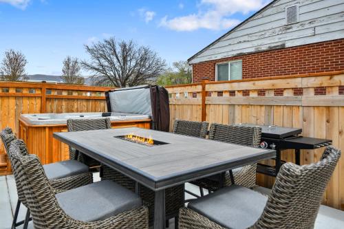 Ảnh trong thư viện ảnh của Heber cutie pets ok hot tub sleeps 5 fire pit ở Heber City