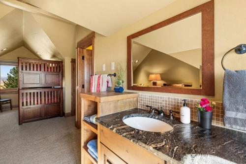 a bathroom with a sink and a large mirror at Cowboy Lake Lodge close to Chico, private pond in Pray