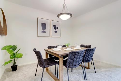 Addison HeightsにあるArlington Stay with Easy Metro and Business Accessの木製のテーブルと椅子のあるダイニングルーム