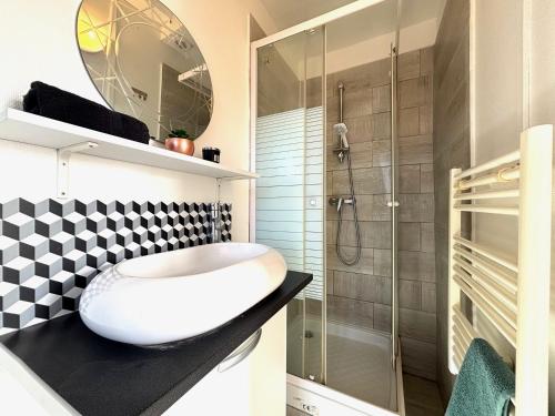 ein Badezimmer mit Waschbecken und Dusche in der Unterkunft Primavera : Beau 2-pièces proche Paris, RER B 450m in Gentilly