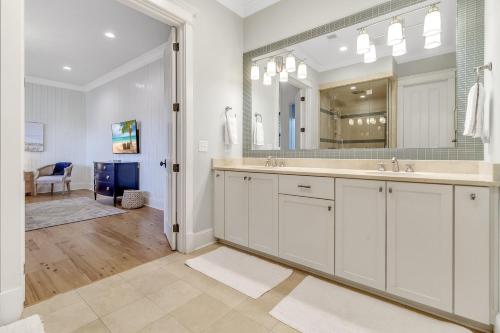 un baño con lavabo y espejo en CM3008: 3008 Cameron Blvd., en Isle of Palms
