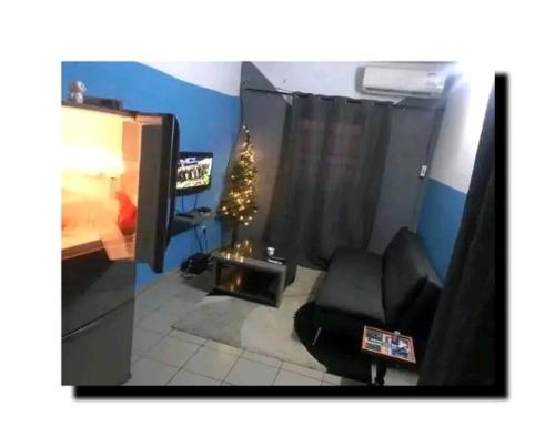 Μια τηλεόραση ή/και κέντρο ψυχαγωγίας στο Studio Ydé Nlongkak