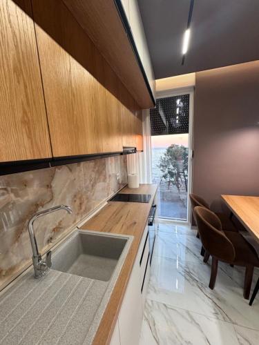 Kuchyň nebo kuchyňský kout v ubytování Sunset Luxury Apartment Shengjin