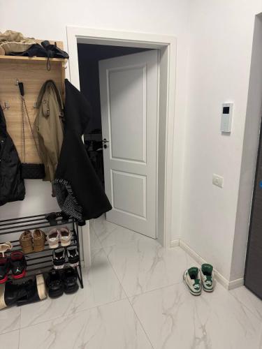 a room with a door and a bunch of shoes at Apartment Constanta 101 in Mamaia Nord