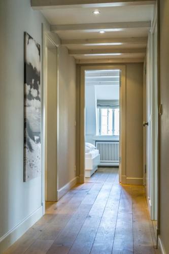 an empty room with a hallway with a hallwayngth at Suite Anno 1792-OG im Klenterhof, Westerland, Sylt - 1 Hund willkommen in Westerland