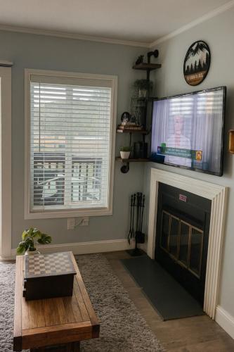 a living room with a tv and a fireplace at Sugar Mountain Ski Condo 1 bedroom - Walk to Slopes in Sugar Mountain