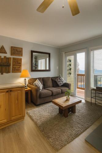 a living room with a couch and a table at Sugar Mountain Ski Condo 1 bedroom - Walk to Slopes in Sugar Mountain