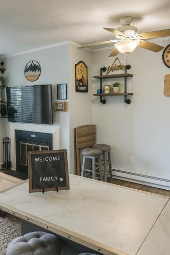 a living room with a table with a welcome sign on it at Sugar Mountain Ski Condo 1 bedroom - Walk to Slopes in Sugar Mountain