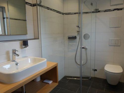 Bilik mandi di Hotel Gasthaus Krone