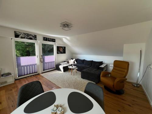 een woonkamer met een bank en een tafel bij Traum Berg - Koppelberg in Traben-Trarbach