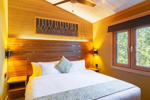 Kokomo Ultra-Lux King - Single Cottage في ترتل كوف: غرفة نوم بسرير أبيض و اللوح الأمامي خشبي