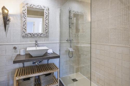 a bathroom with a sink and a glass shower at Gaia - Villas de Bolonia in Aduanas