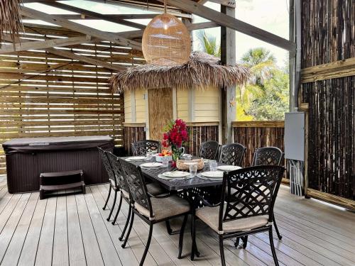 un tavolo da pranzo nero e sedie su una terrazza di Tipsy Turtle a Captiva