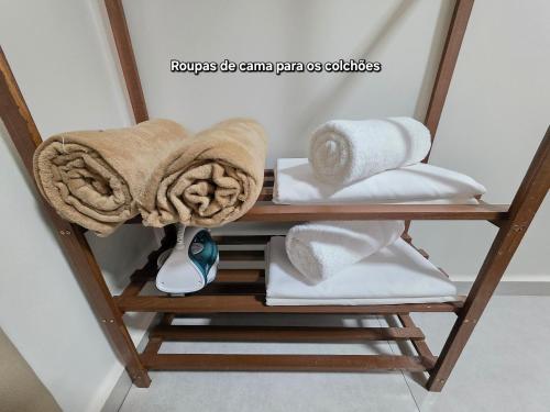 a shelf with towels and towels on it at Casa 10 min do centro com wifi e garagem in Foz do Iguaçu