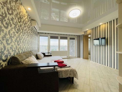 Квартири подобово центр في دنيبروبيتروفسك: غرفة معيشة بها أريكة وطاولة