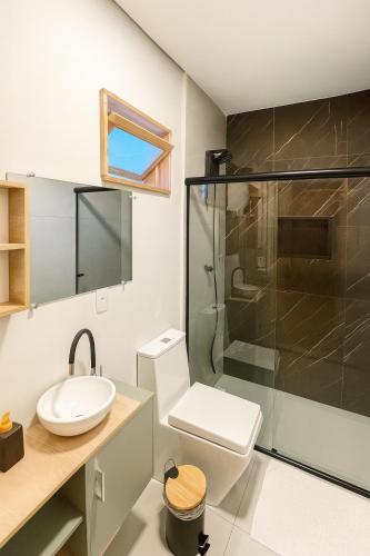 ein Badezimmer mit Dusche, Toilette und Waschbecken in der Unterkunft Hotel Pousada Litorânea in Tijucas