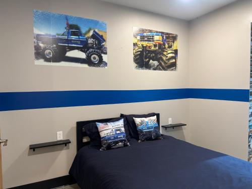 Una cama o camas en una habitación de Bigfoot Monster Truck Suite