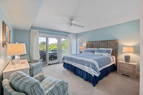 Un dormitorio con una cama, un sofá y una silla. en RD2224: 2224 Rolling Dune, en Seabrook Island