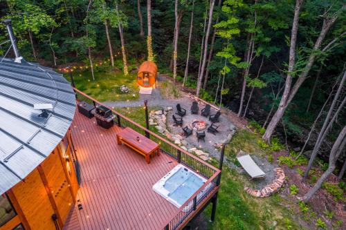 eine Draufsicht auf eine Terrasse mit Pool und Feuerstelle in der Unterkunft Mount Snow Yurt - Hot Tub, Wood Stove, WiFi, EVcharger in Dover