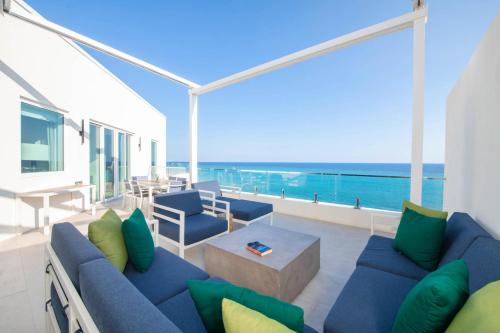 Χώρος καθιστικού στο Rum Point Resort 503 Penthouse