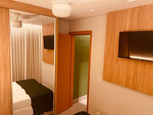 TV a/nebo společenská místnost v ubytování Apto de 2 quartos e Ar Condicionado perto do Praia Clube