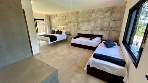 a bedroom with two beds in a room at casa mantiqueira in Gonçalves