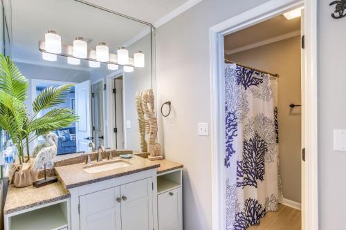 un baño con lavabo y espejo en 4 Mi to Barefoot Landing Retreat with Pool Access!, en Myrtle Beach